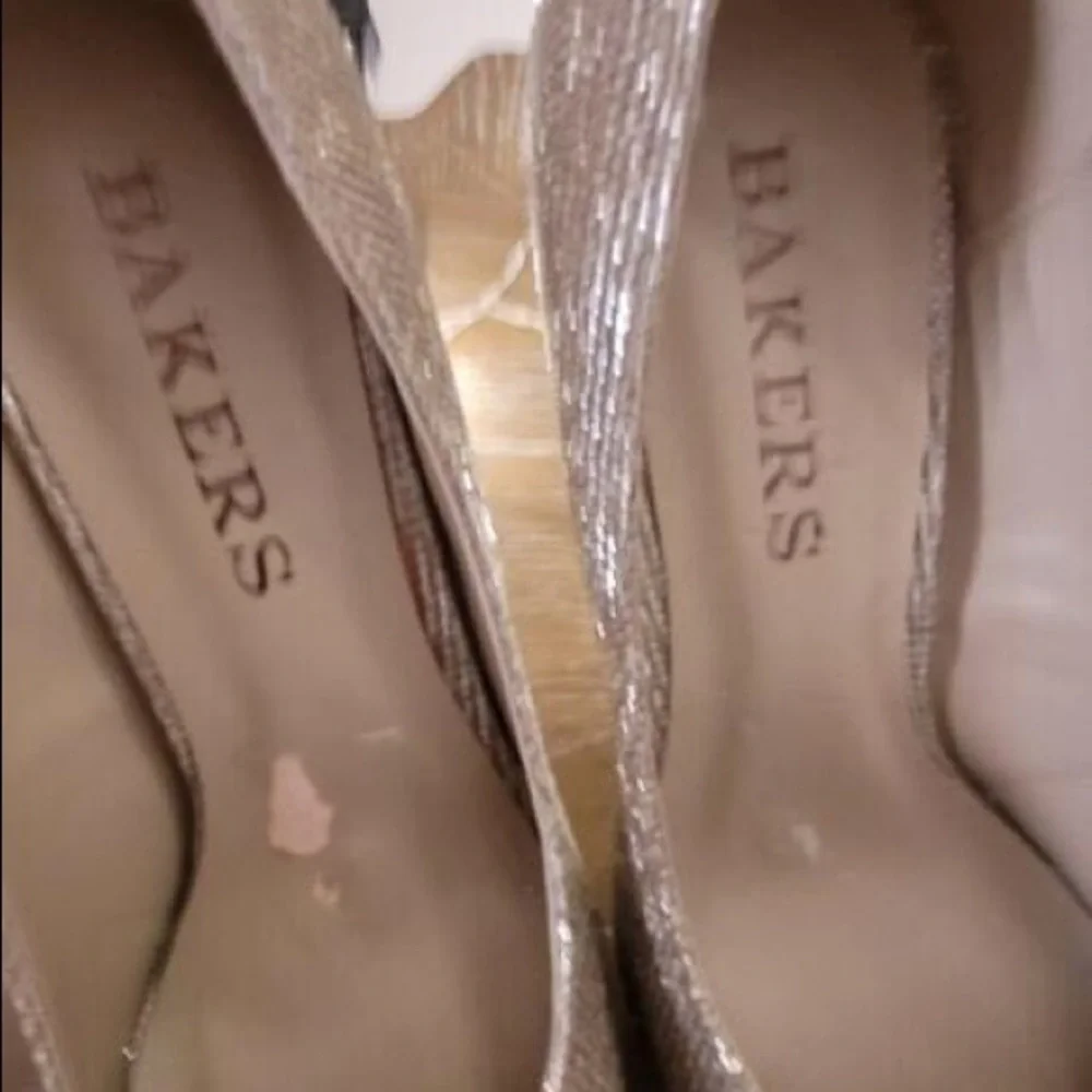 Bakers 6.5 Gold glitter shoes perfect for the holiday. - Picture 3 of 5